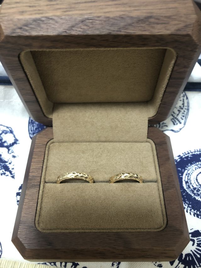 マカナの18Ｋイニシャルと日付メッセージを入れてもらいました