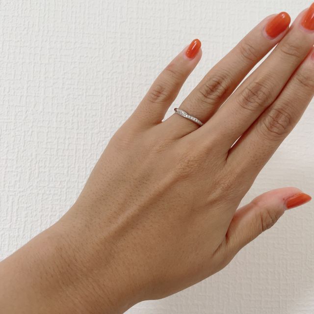 着用時。ウェーブラインの指輪にしました。