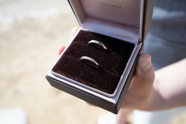 あアイプリモのボックスに2人の結婚指輪が入っています。