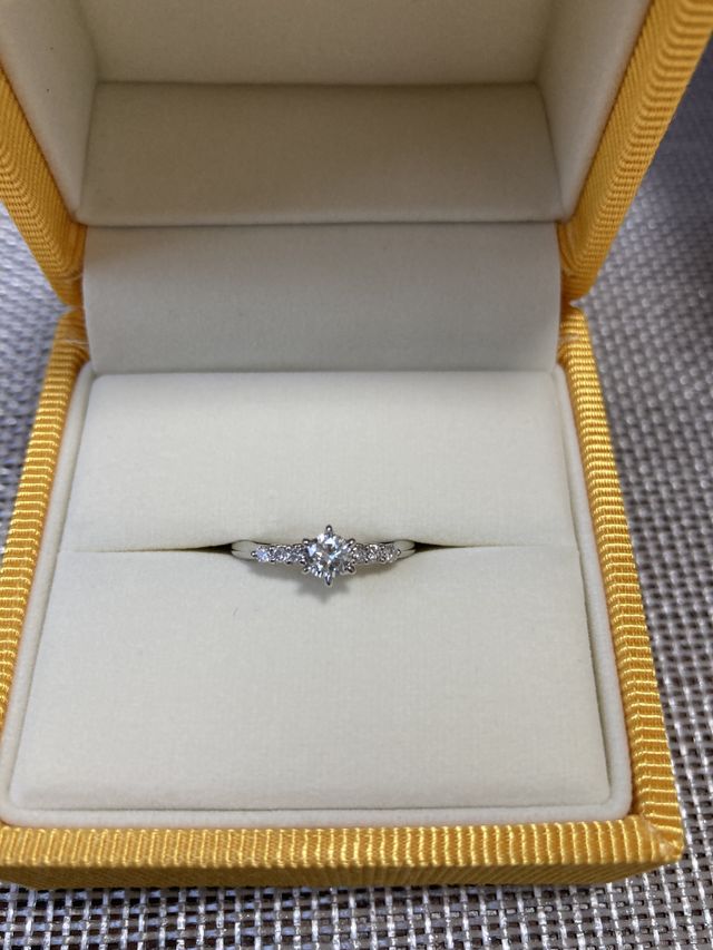 真ん中に大きいダイヤ、左右に小さなダイヤ3粒ずつつけています