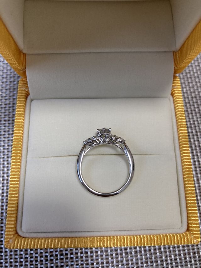 側面は薔薇の形となっています