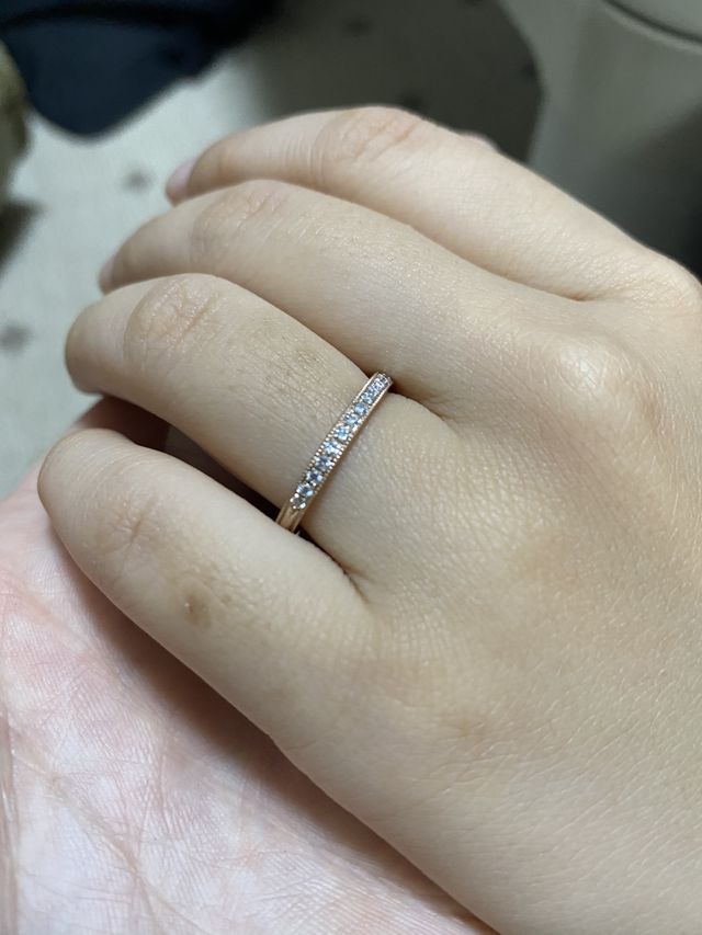 普段使いでも目立ち過ぎない綺麗な指輪です！