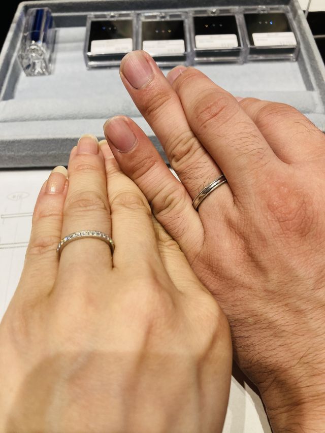 女性指輪、表半面ミルうちとダイヤが添えており裏半面はミルうち