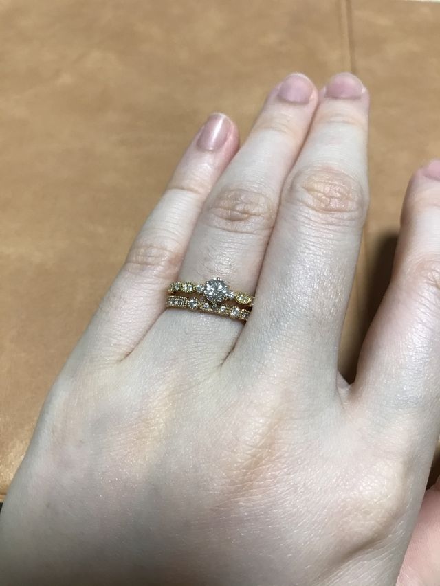 結婚指輪と一緒につけた時の写真です。同ブランド・別シリーズ。