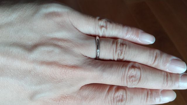 中心にピンクゴールドのラインが入っています