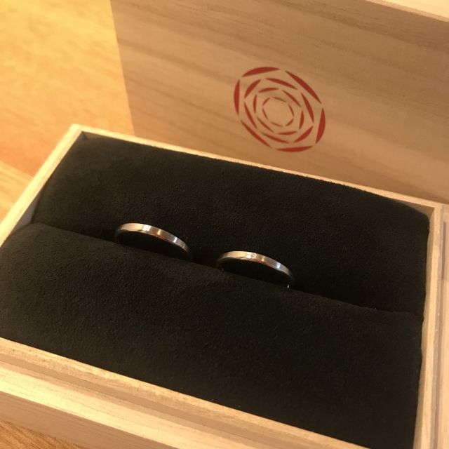 シンプルなデザインで内側に誕生石を入れてもらいました。