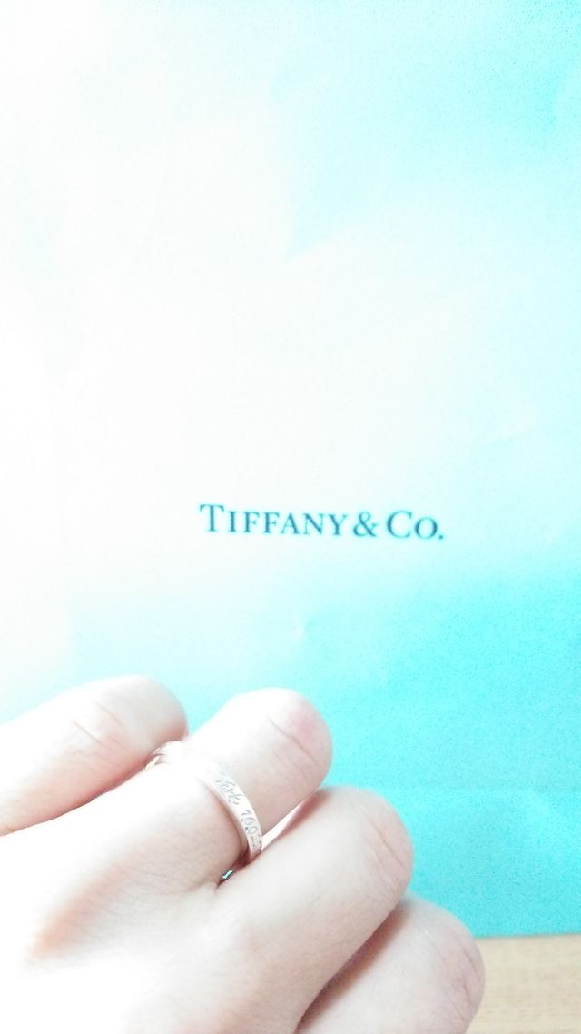 指にはめた写真です。