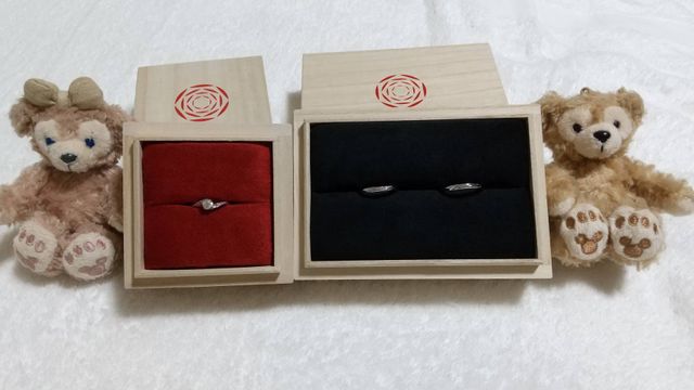 左が婚約指輪、右2つが結婚指輪です。