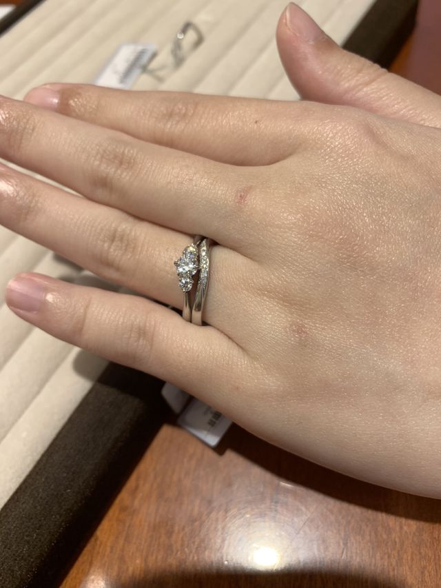 新婦の結婚指輪、婚約指輪を重ねづけた状態