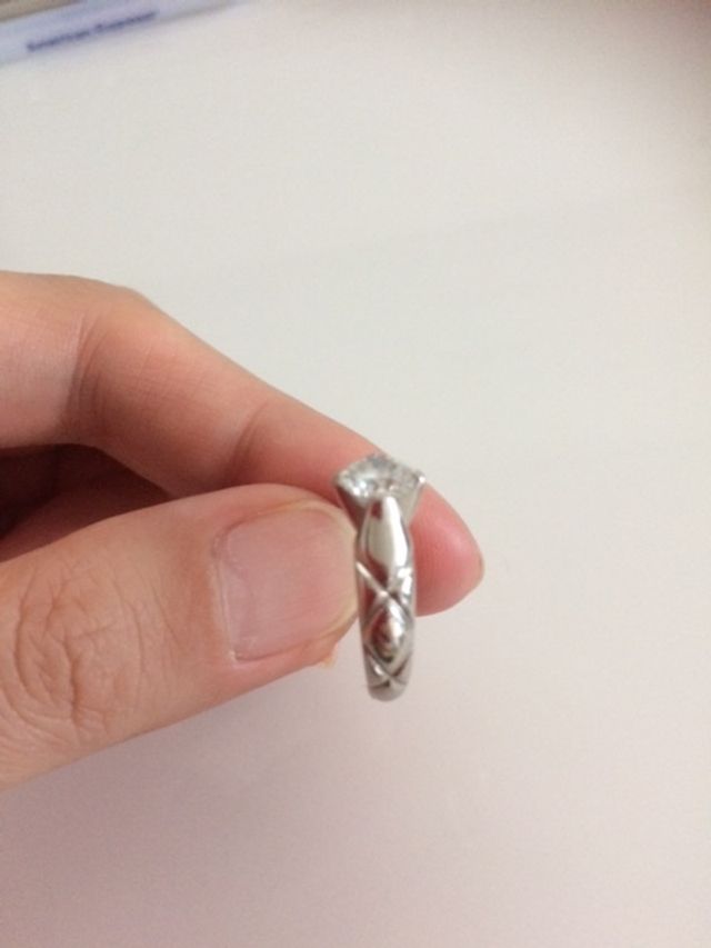 プラチナ部分のサイドには、キルティングのモチーフがあります。