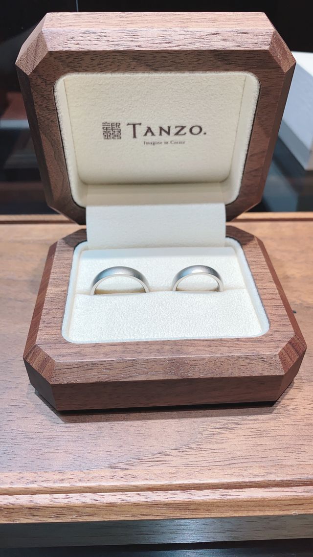 指輪の表面には梨地加工されています。