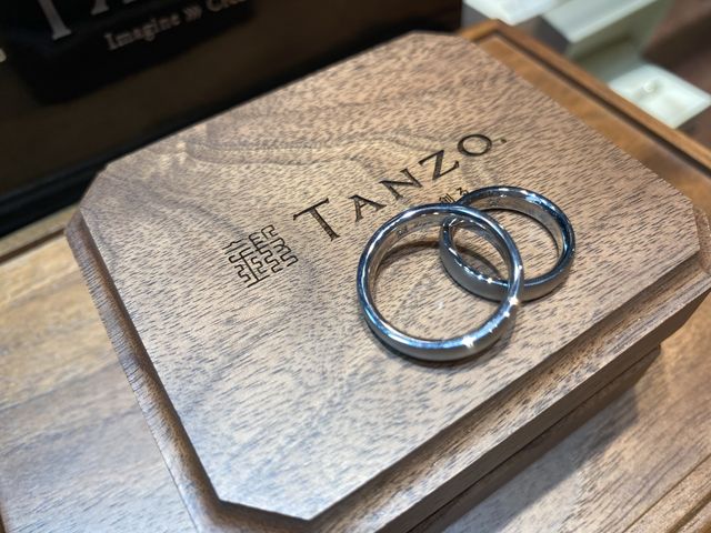 ホワイトゴールドで落ち着いた雰囲気の指輪になっています。