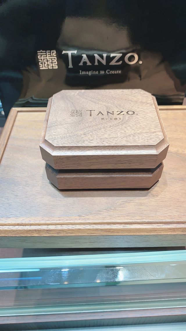 素材はクルミの木を一枚板から作られ使い込むほど味が出るそう。