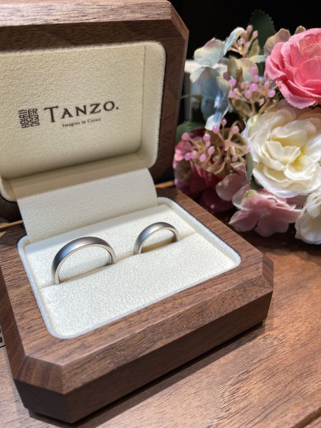 オシャレなくるみのリングピローに入ったリングの写真です。