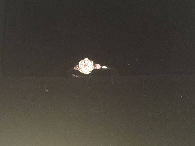 花びらに見える枠とその両脇にピンクダイヤモンドが付いています