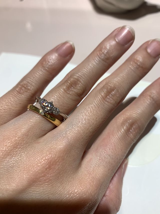 3連ダイヤの婚約指輪と結婚指輪の重ね付け