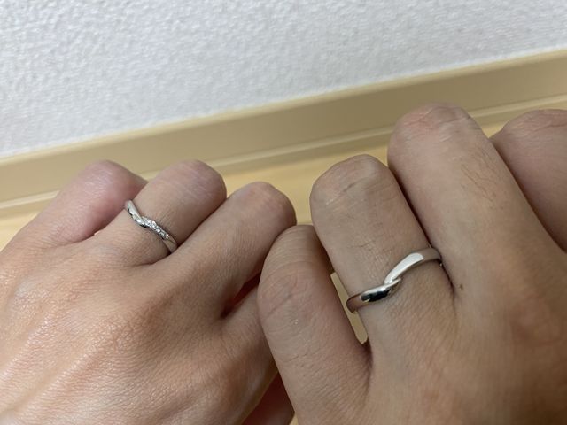 夫婦で指輪を着用している写真