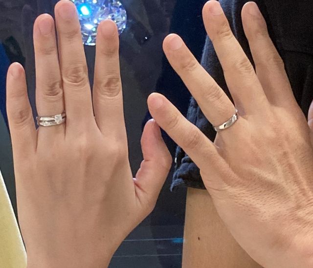 結婚指輪と婚約指輪(トーチ)を重ね着けしてます