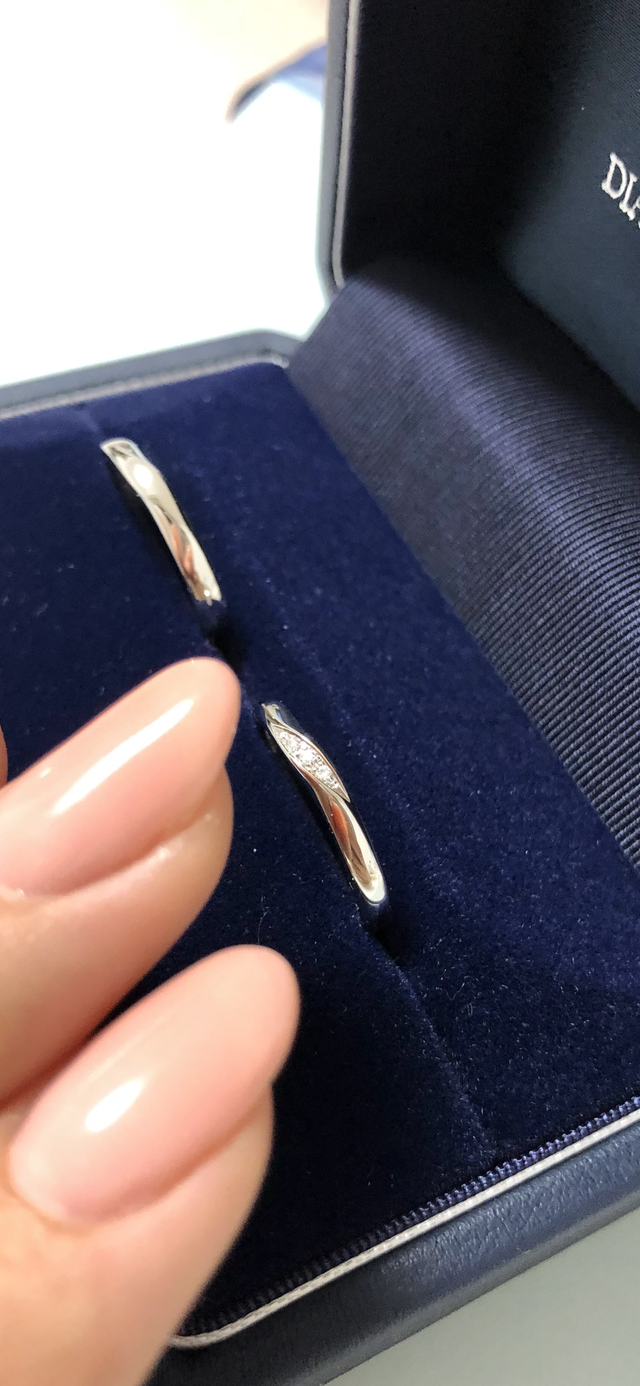 ウェーブのデザインで石は３つですなんといっても付け心地が最高