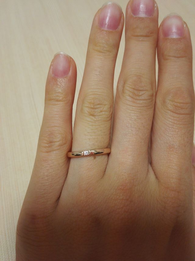 女性用リングです。真ん中にダイヤがあります。