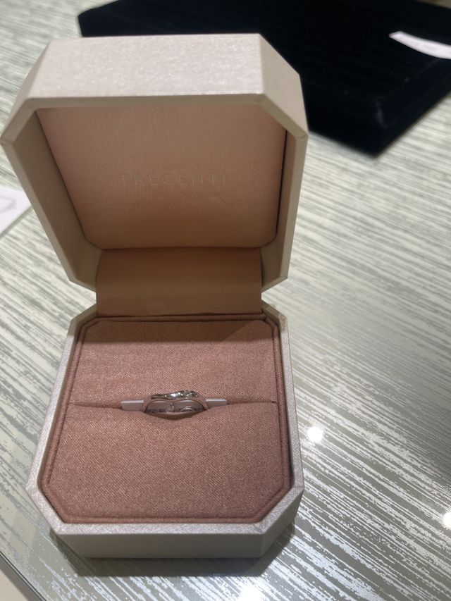 ハートのモチーフにピンクダイヤがついた指輪です