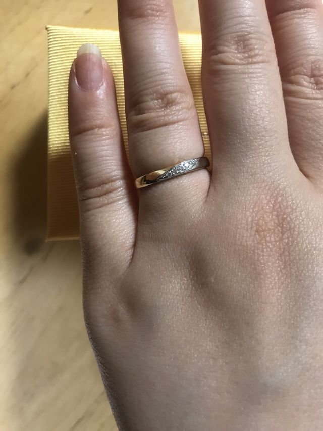 ダイヤを境にゴールドとプラチナでできているリングです。