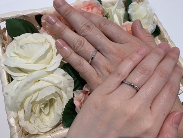 一石のお揃いの結婚指輪です。