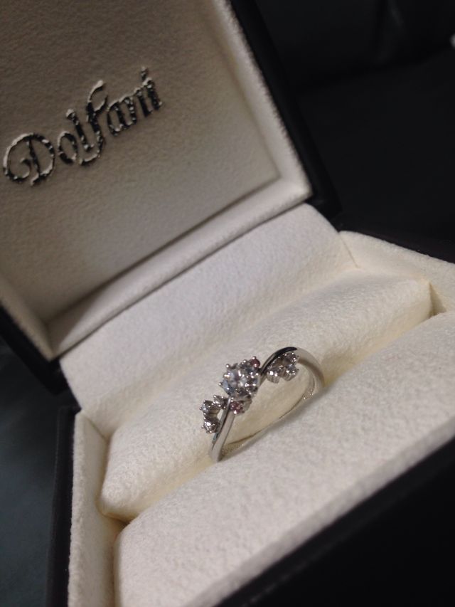 アニエスのリボン風リング。