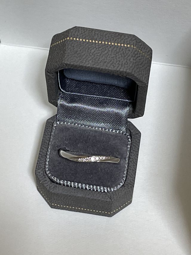 ダイヤのウェーブのデザインが非常に美しく見えます。