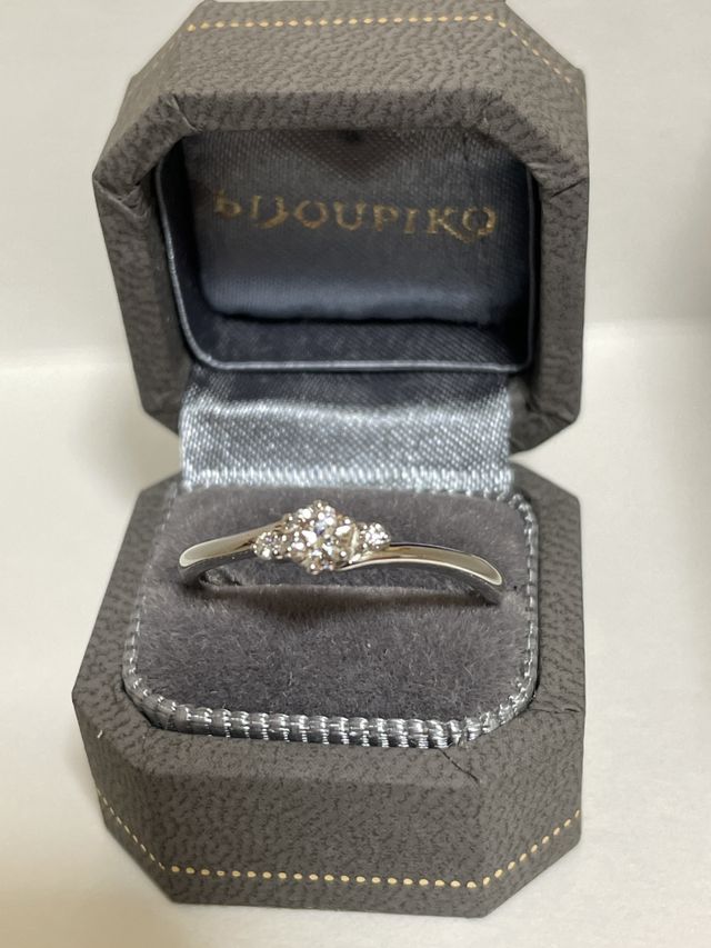 ダイヤが大きく見えるデザインが気に入っています。