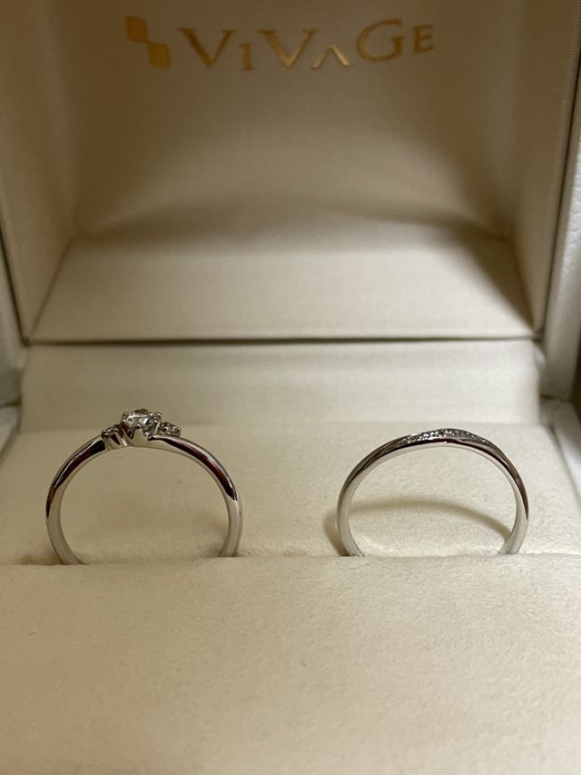 左が婚約指輪、右が結婚指輪でセットリングです。