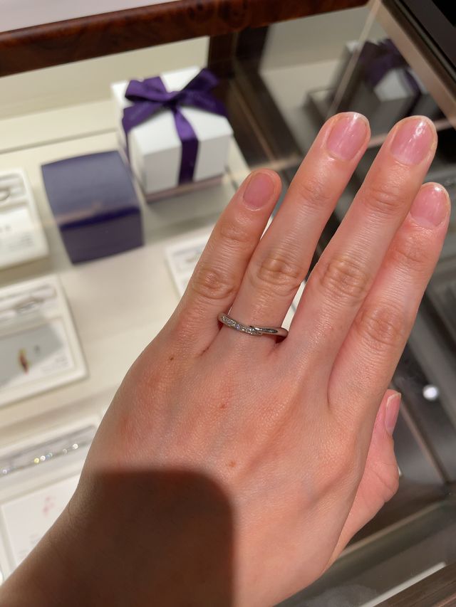 指のサイズに合った指輪が無く、店頭にあった既製品を試着。