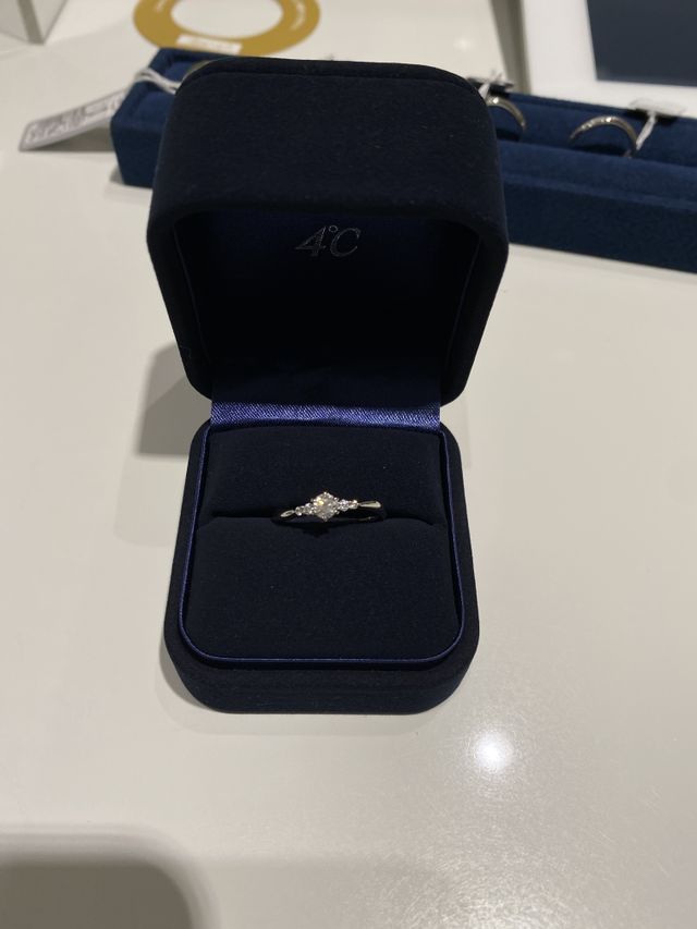 ウェーブの形の婚約指輪です。