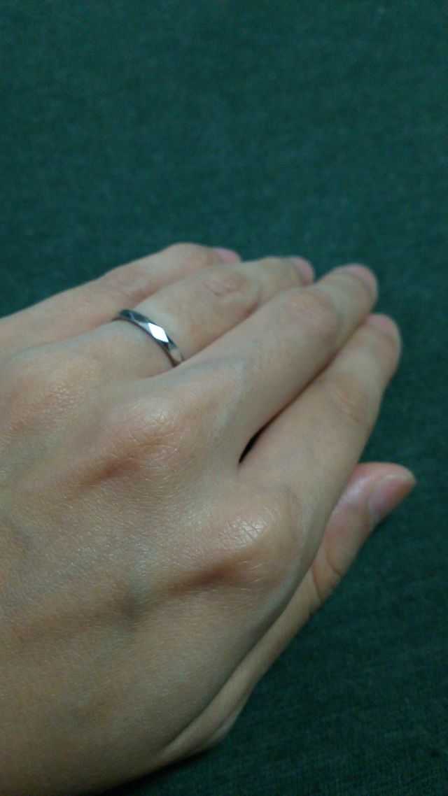 光の加減でキラキラと綺麗なファセットミニです。