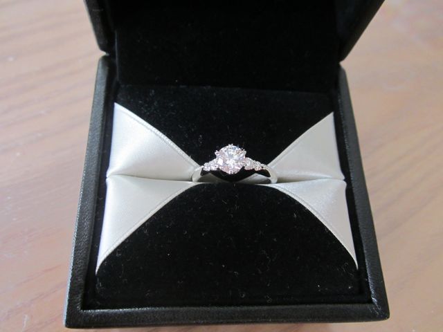 正面から。中央にダイヤ→２粒ダイヤ→ミル打ちと並んでます