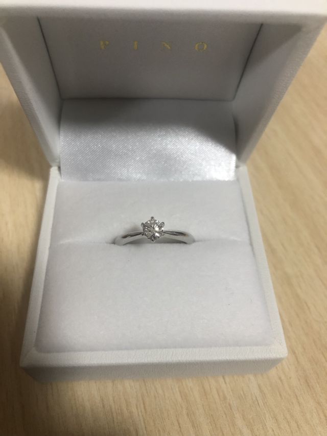 王道の婚約指輪です。
選びに選び抜いた最高の逸品です。