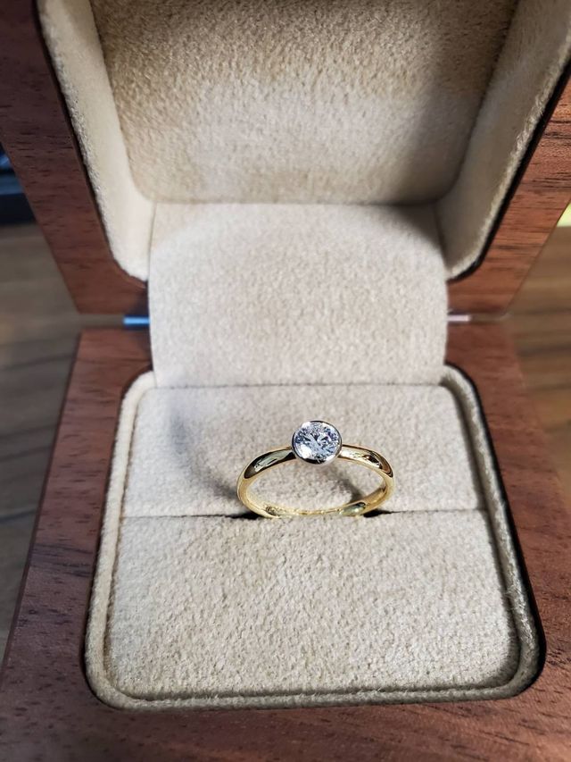 セミオーダーで中央のリングを細くしてもらいました。