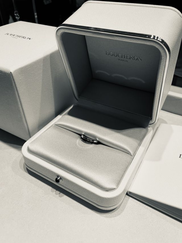 箱は高級感があるデザインです。