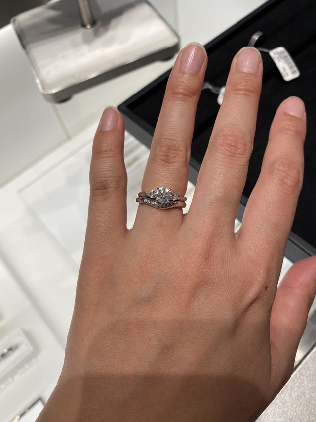 下がティファニーの結婚指輪です