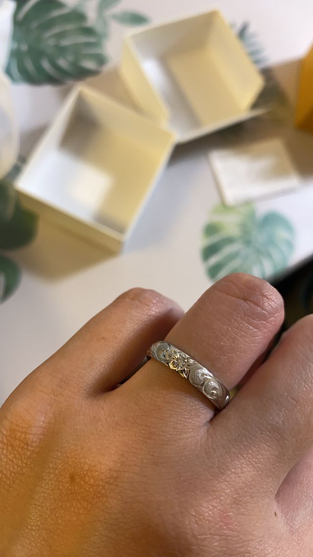 一般的な指より太くお肉がプヨプヨですが違和感なくつけれる！