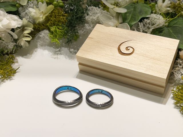 担当者が造花で飾ってくれた台に置いて撮った指輪単体の写真