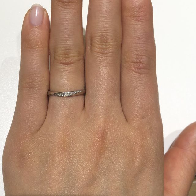 カーブのあるデザインは華奢に見えました。