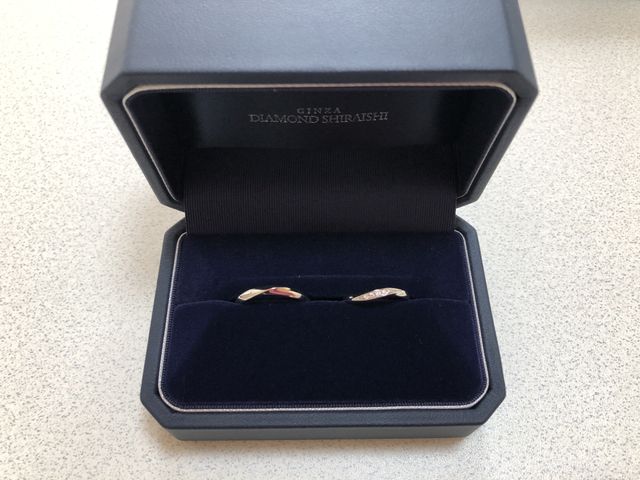 形はウェーブタイプ
女性のはダイヤをつけました