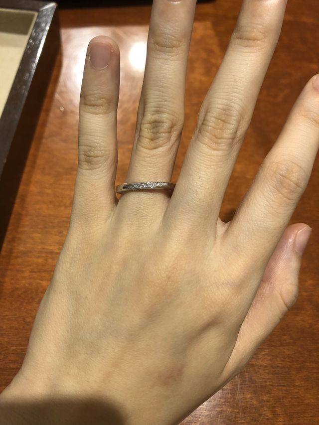 斜めにメレダイヤ入った指輪。