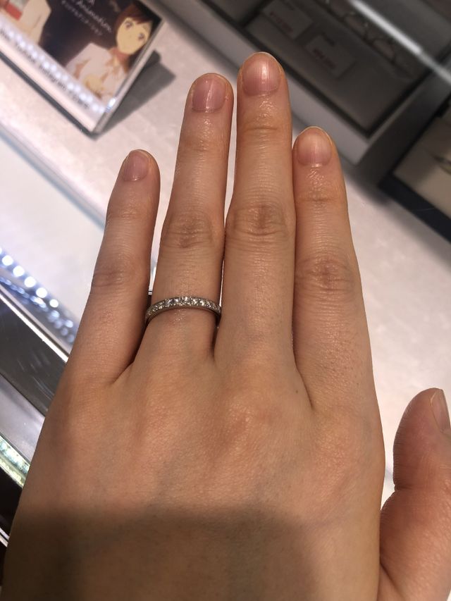 ダイヤモンドがキラキラ輝いていて綺麗です。