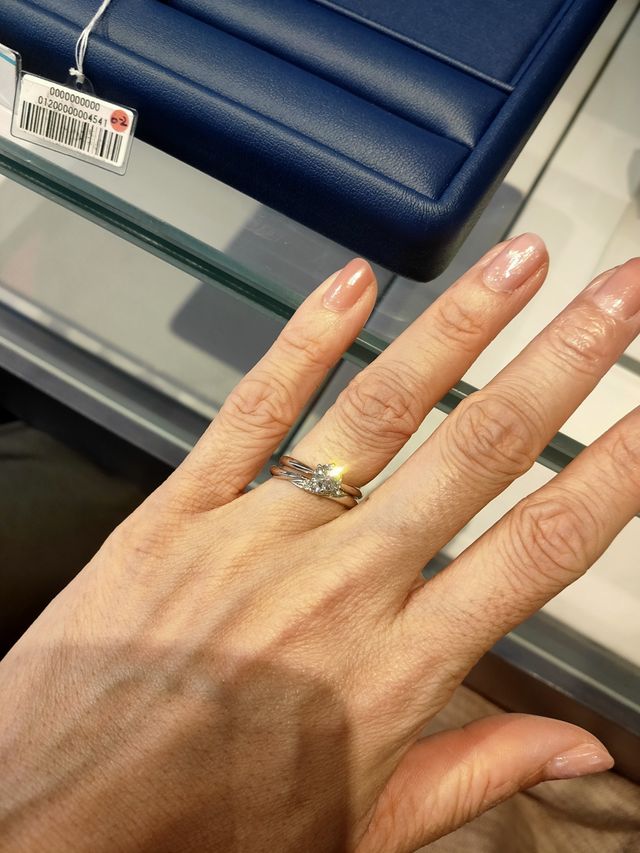 婚約指輪との重ね付けになります。