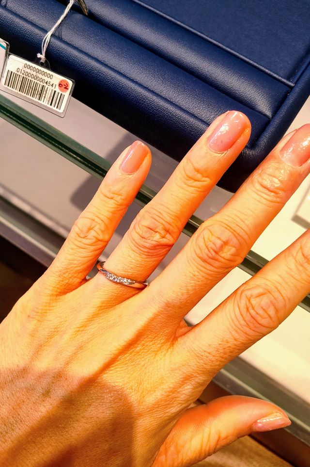 結婚指輪のみの試着写真です。