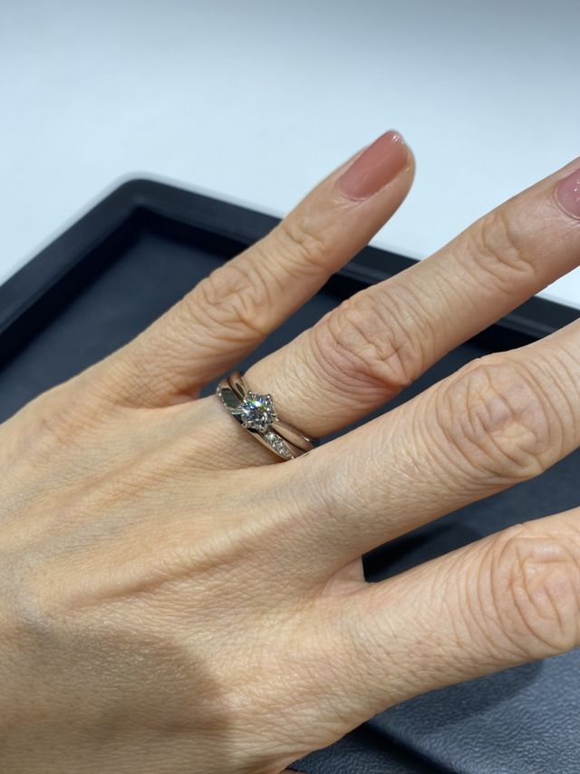 婚約指輪との重ね付けです。