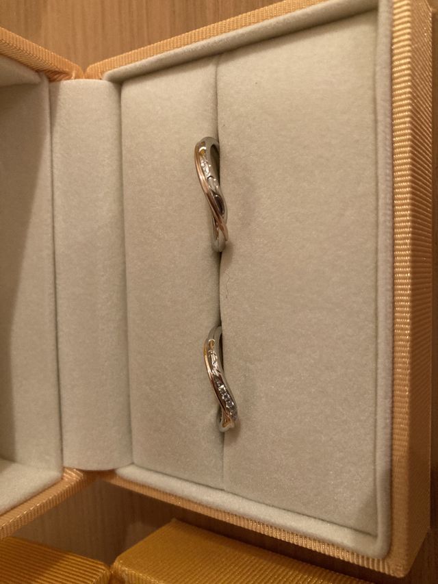 ピンクゴールドのラインが入っています。