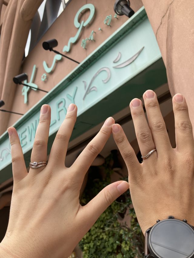 婚約指輪と結婚指輪の重ね付けをしています。